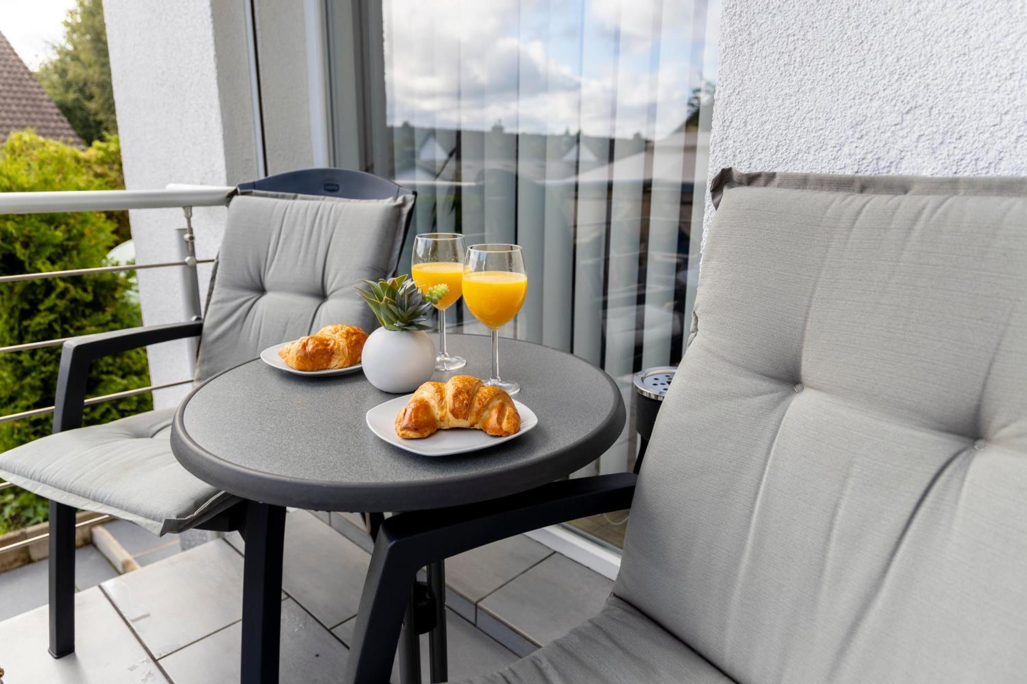 Design Maisonette - 24H Self-Check-In - Bis 7 Pers - In Direkter Weihernaehe - Parkplatz - Wifi - Balkon -Terrasse - Radwege Schiffweiler Dış mekan fotoğraf